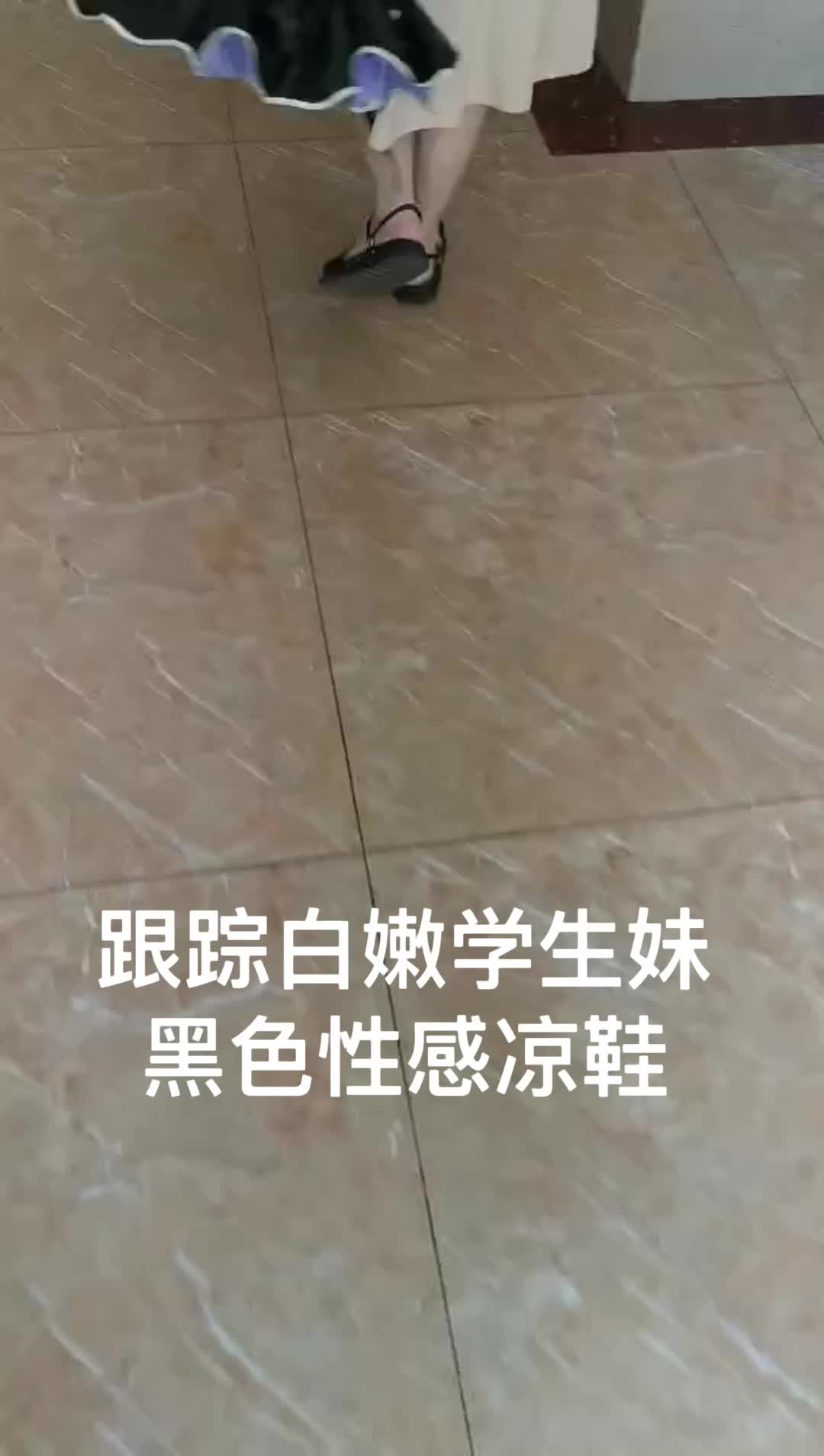 偷拍 打胶 尾随 素人 等她回家后偷偷射她刚穿过的鞋 射鞋系列 8